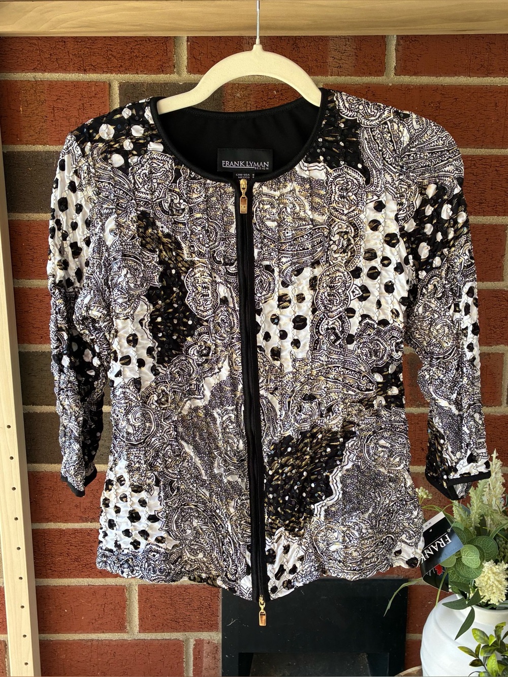 Frank Lyman Textured Long Sleeve Zipper Sheen Top Women's 8 Black
Gold White AOP
